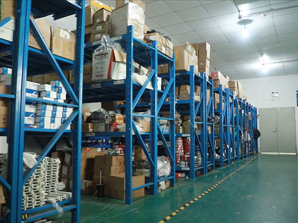 倉(cāng)庫(kù)一角